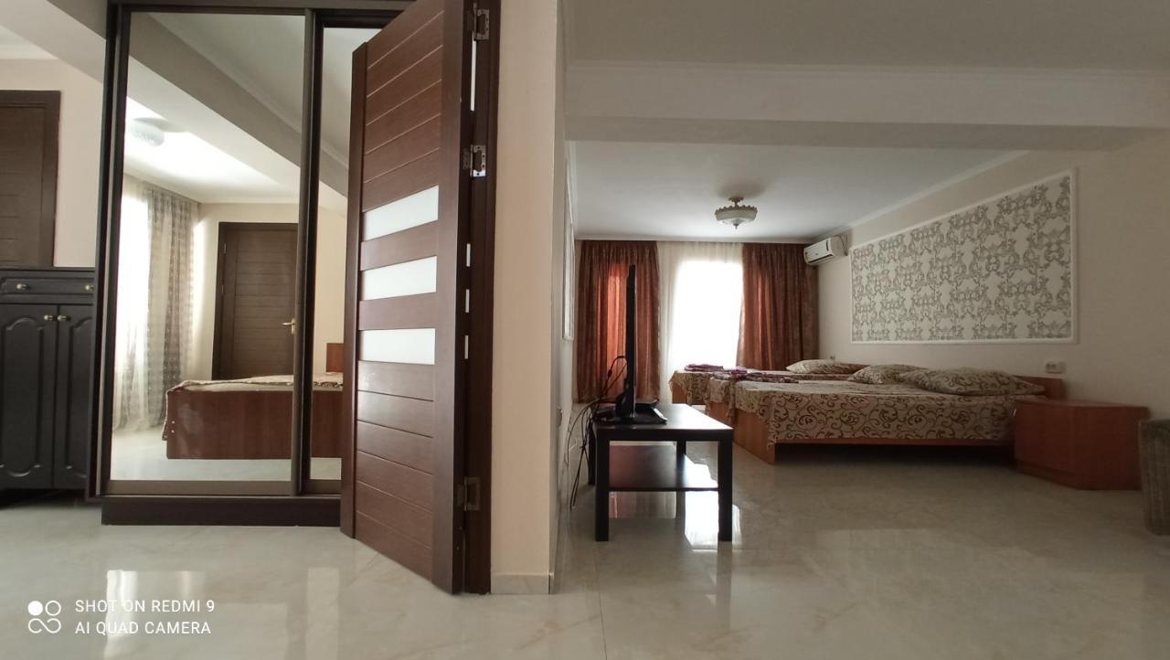 Samira Hotel Gagra Bagian luar foto